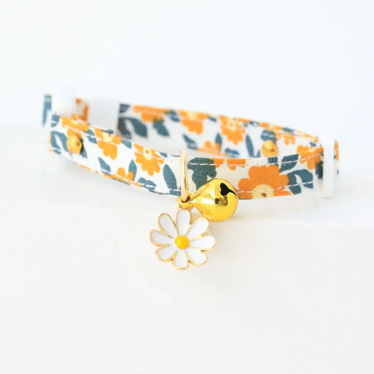 BlossomBite™ Daisy Cat Collar – Adjustable Safety Bell Collar